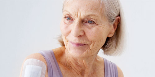 Sensitive Pflaster – schonender und sanfter atraumatischer Wundverband für eine ältere Frau mit besonders empfindlicher und sensibler Haut. Sensitive Pflaster – schonender und sanfter atraumatischer Wundverband für eine ältere Frau mit besonders empfindlicher und sensibler Haut.
